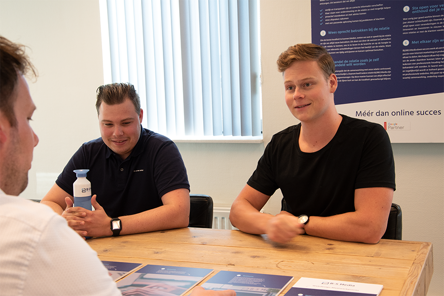 Webdesigner Tijmen van B&S Media in gesprek met de klant