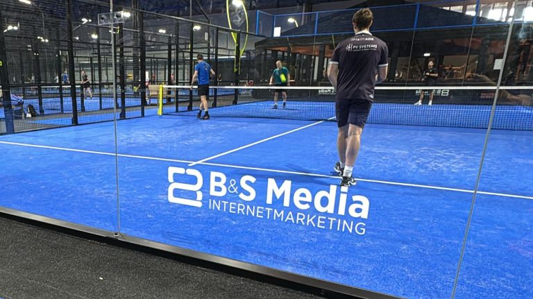 B&S Media Internetmarketing sponsort padelbaan bij Leisure World Padel in Dronten
